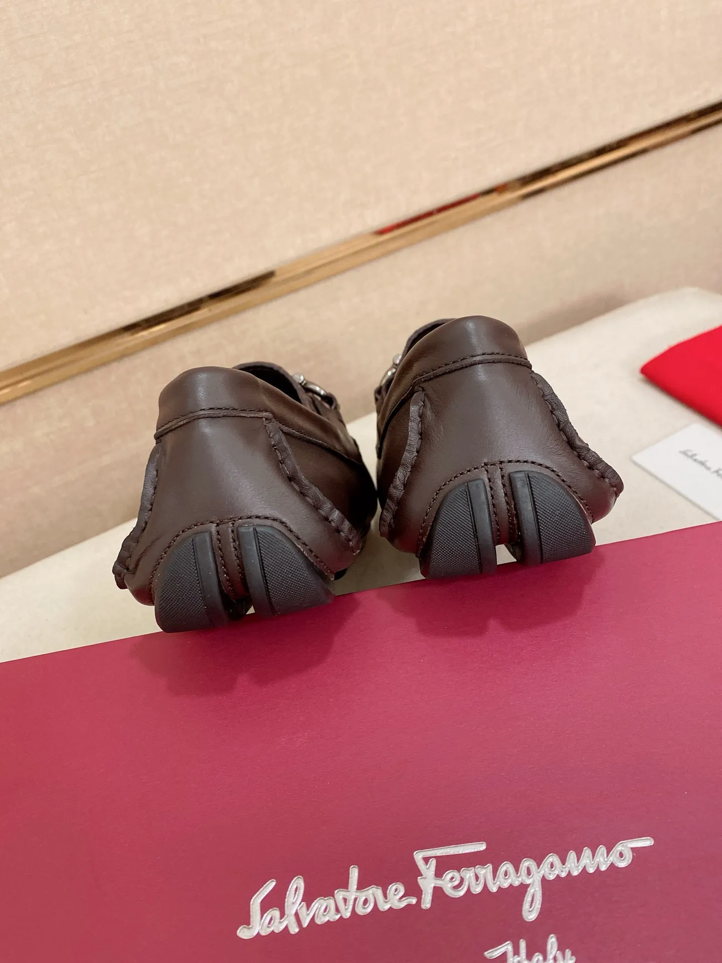 Men's shoes💰: 560💰High-end quality! Ferragamo🆕🆕Exclusive hot-selling products in stock🔥🔥New products on the shelves, high-quality Ferragamo men's pea shoes, high-end casual driving shoes, with complete packaging! 💪 💪 Material: imported cowhide 🐂 + imported high-quality water-dyed cowhide lining + wear-resistant outsole 👍🏻👍🏻 Features: high-end and comfortable, purely handmade 🚀 🚀 Create the perfect shoes that suit you best 🔥 🔥 Size: (38-44) 45 standard size can be customized!